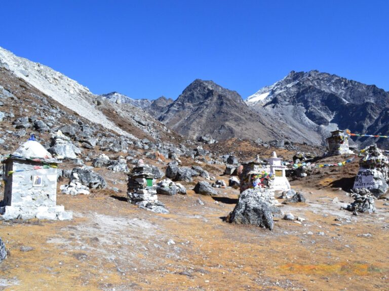 W górach obowiązują zasady. Także zachowania. Ich brak ostatecznie prowadzi do śmierci. Ich przestrzeganie pozwala w górach żyć i się nimi cieszyć