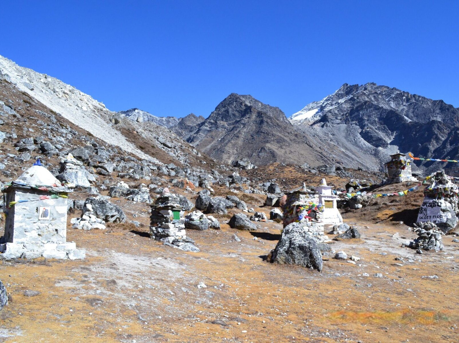 W górach obowiązują zasady. Także zachowania. Ich brak ostatecznie prowadzi do śmierci. Ich przestrzeganie pozwala w górach żyć i się nimi cieszyć