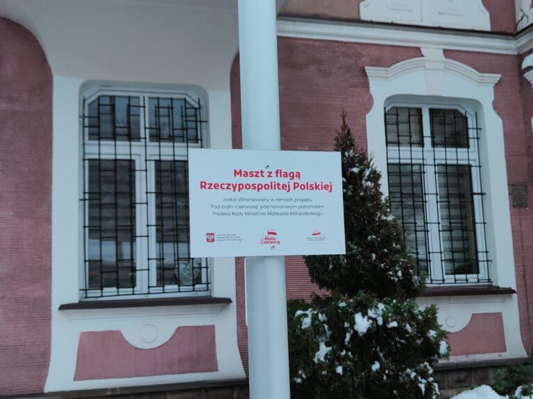 Kiedy informacja o maszcie z flagą RP zastępuje flagę nie jest do śmiechu