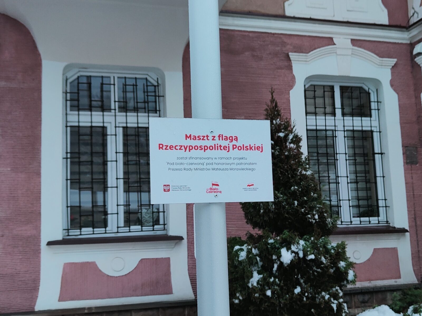 Kiedy informacja o maszcie z flagą RP zastępuje flagę nie jest do śmiechu