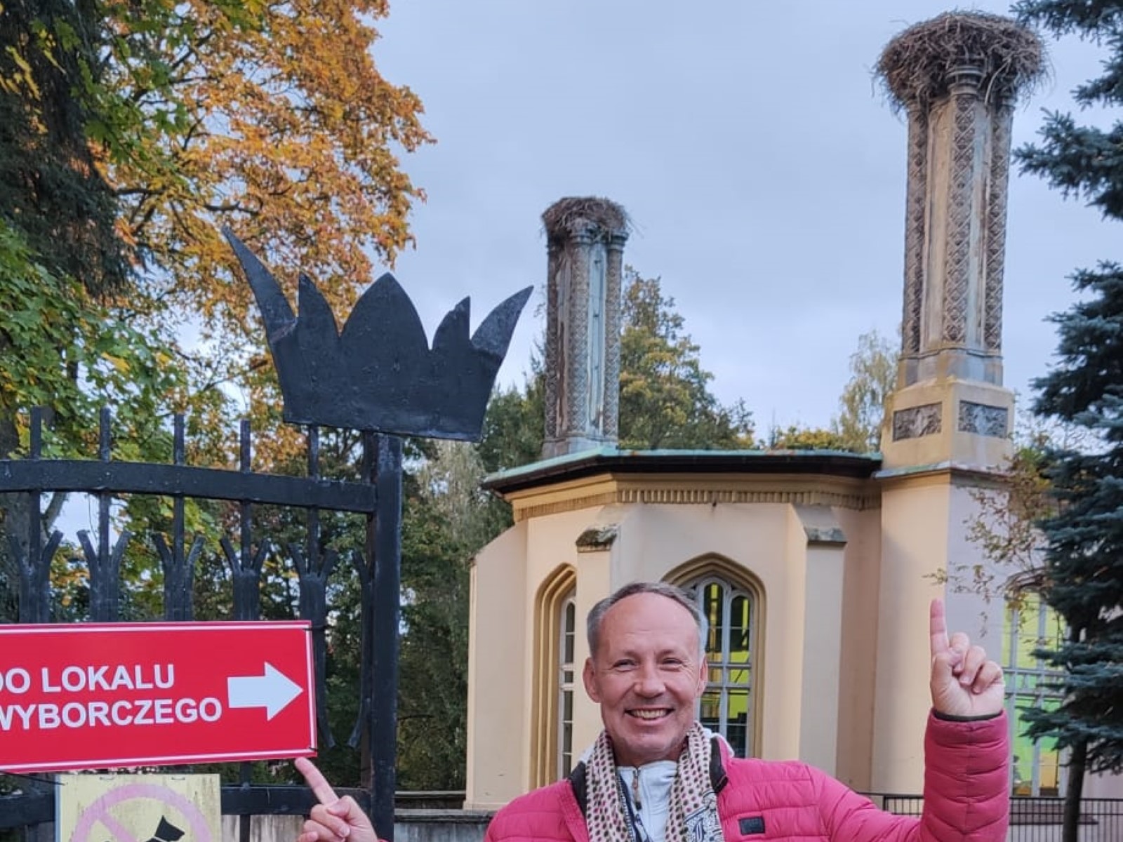 Uśmiechnięty Autor po oddaniu głosu w wyborach do Sejmu i Senatu - 15 października 2023r. w tle gniazda bocianie