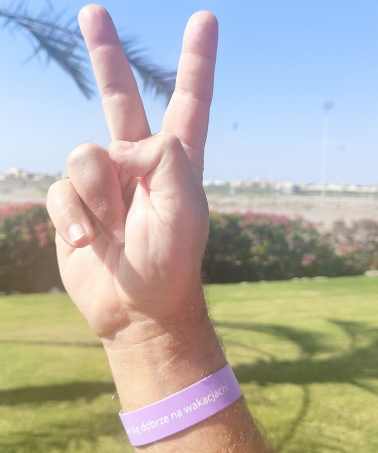 Gest zajączka wykonany na tle palm i zieleni. Baw się dobrze na wakacjach