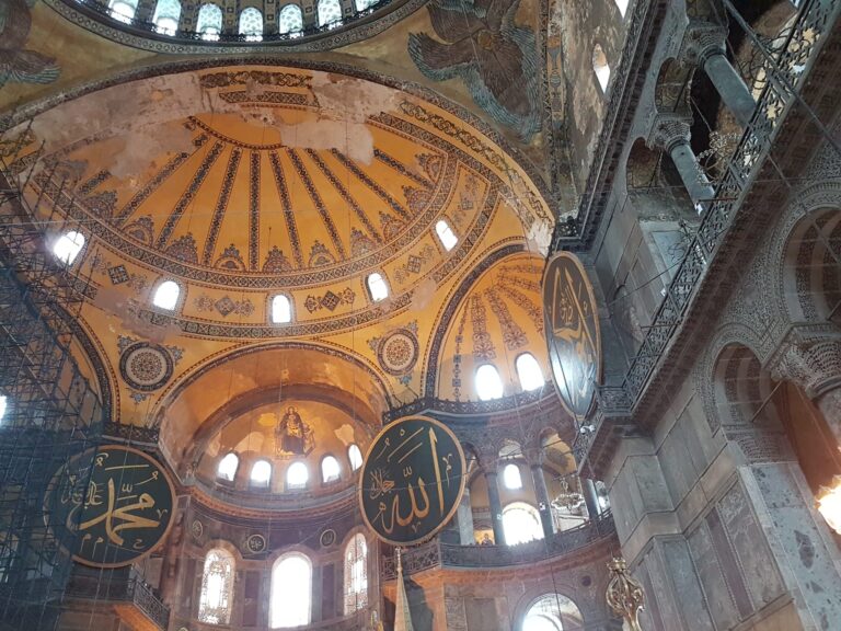 Muzułmańskie symbole i chrześcijańskie freski w Hagia Sophia - różne odsłony Mądrości Bożej