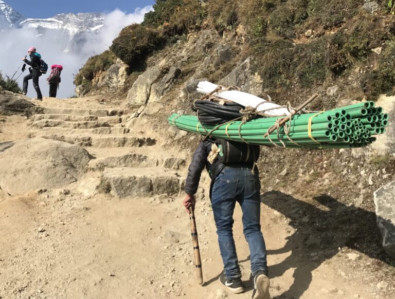 W Himalajach albo helikopter albo plecy człowieka albo yaki